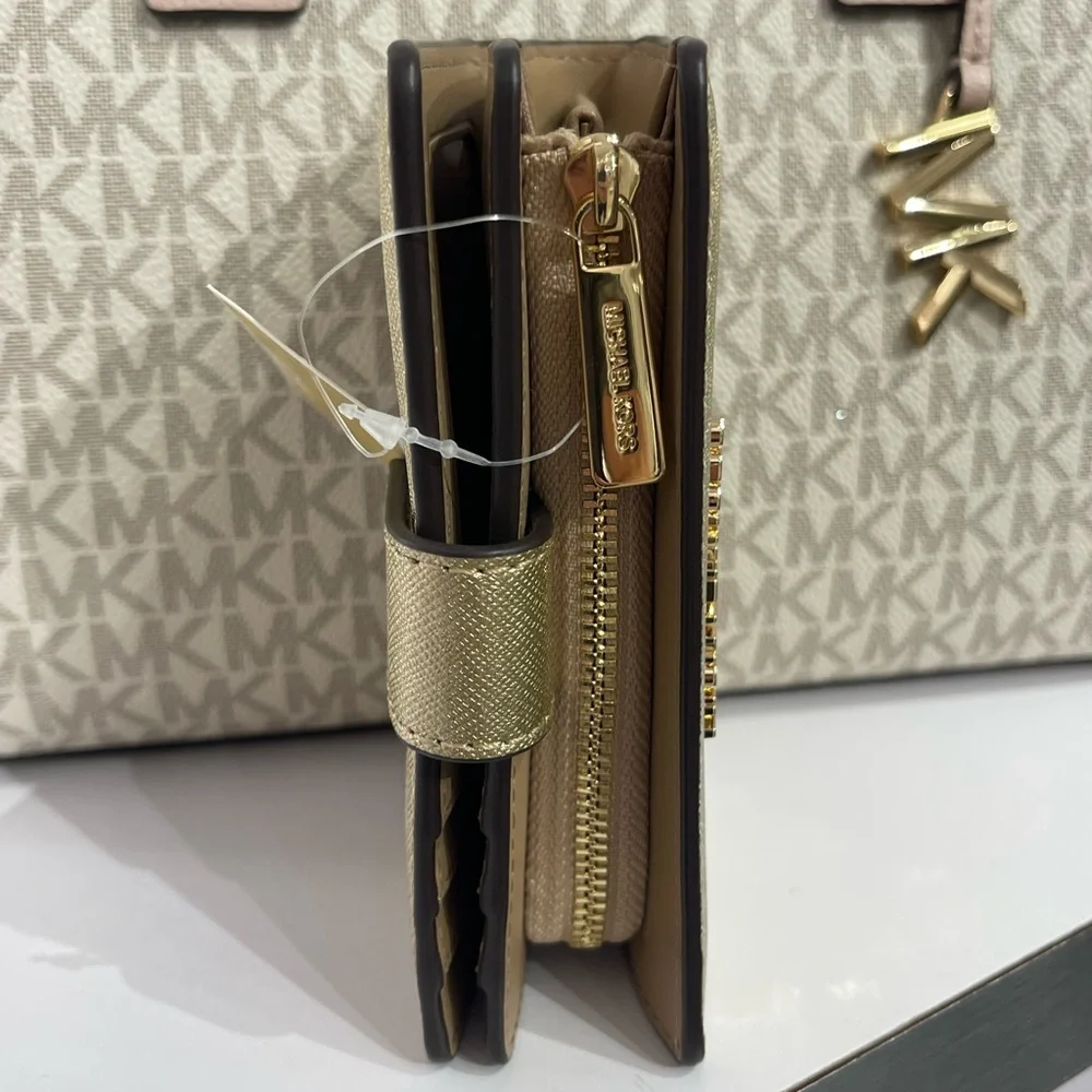 MICHAEL KORS Jet Set Md Zip CN Metallic Saffiano Leather BiFold Wallet Pale Gold